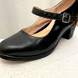 Brand NEW never worn. Girls dance shoes Mexican size 22.5 (will fit 3 or 4)